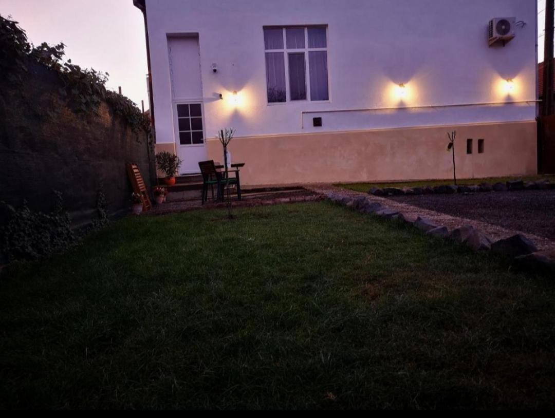 Weisz Apartment-City Center-Free Private Parking,Wifi,Ac Carei Dış mekan fotoğraf